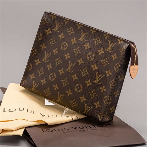 louis vuitton toiletry 26